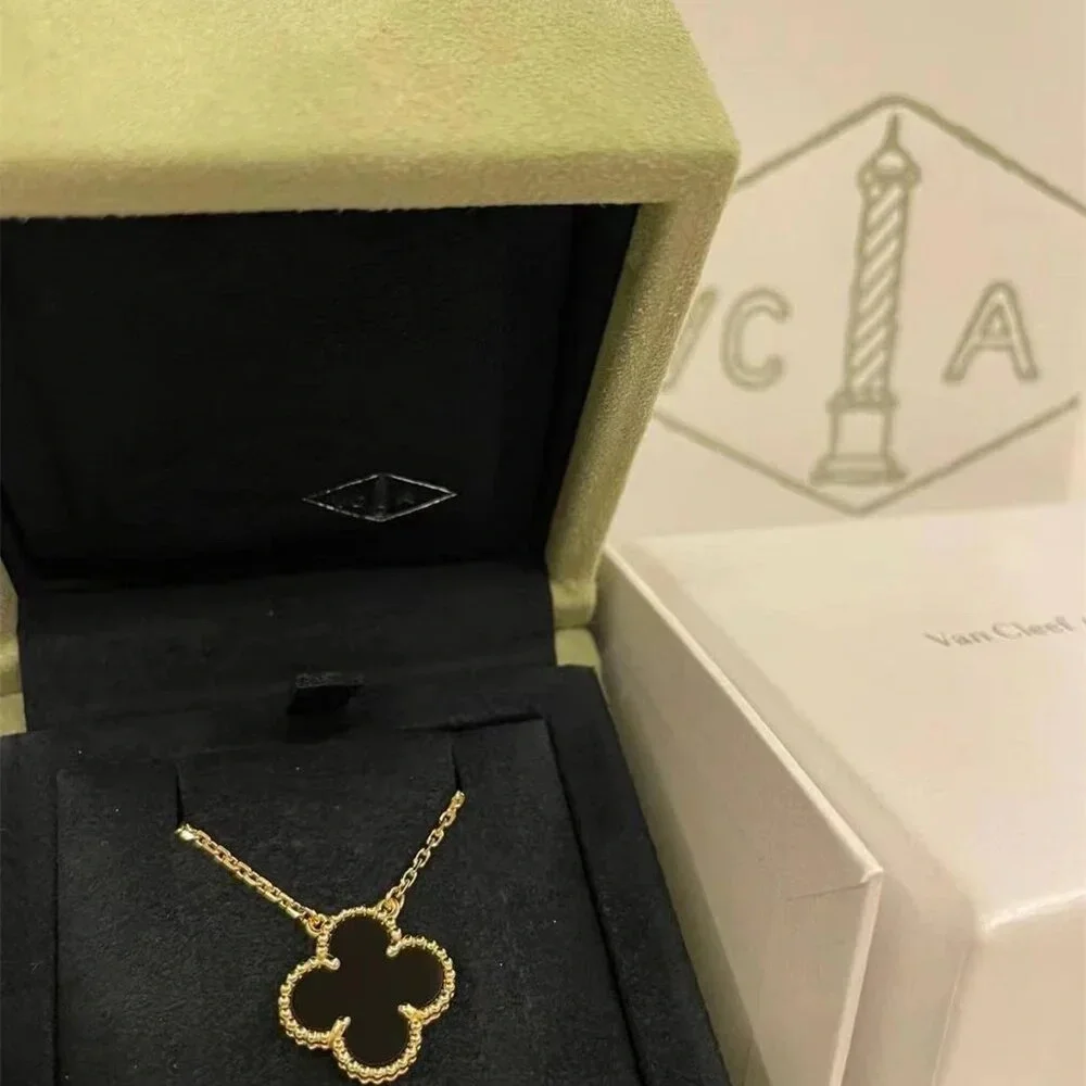 Van Cleef & Arpels Mother-of-Pearl and Gold Alhambra Necklace - Picture 2 of 5